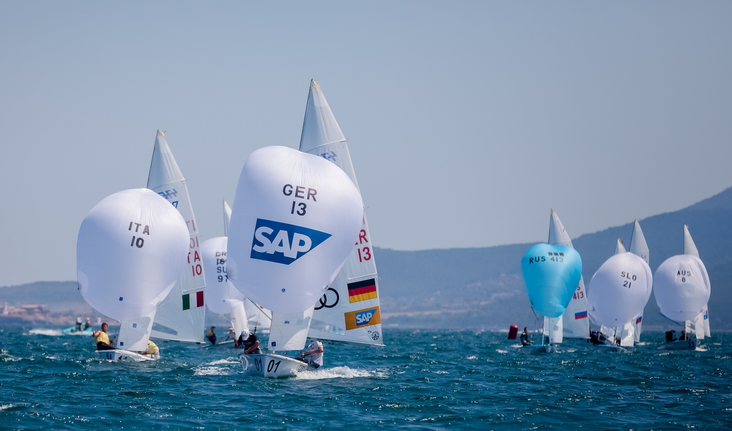 Malte Winkel/Matti Cipra (GER) lead the fleet downwind